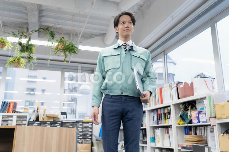 オフィスで仕事をする若いエンジニア エンジニア,設計士,ビジネスの写真素材