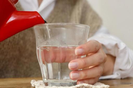 お湯を注ぐ女性 水,やかん,注ぐの写真素材
