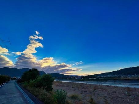 夕暮れ散歩道 夕暮れ散歩道 夕暮れ,マジックアワー,夕景の写真素材