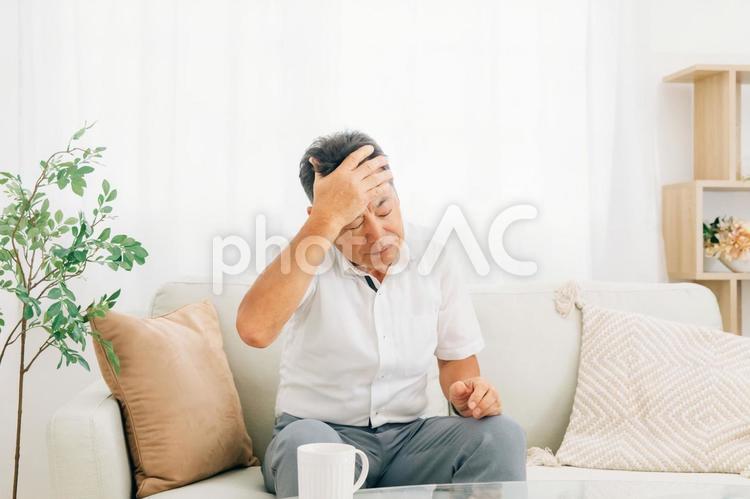 家にいる高齢者の男性（頭痛・発熱） 高齢者,頭痛,痛いの写真素材