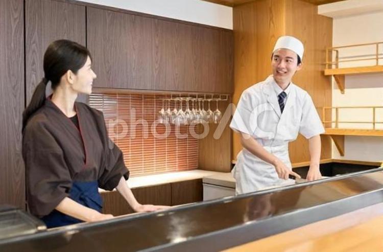楽しく働く和食の従業員 男性,女性,中居の写真素材