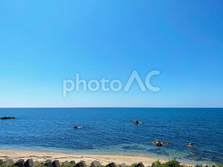 日本海と砂浜と青空 新潟,村上市,大月の写真素材