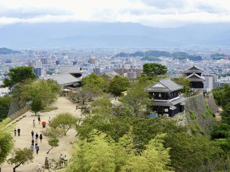 本壇から見下ろす松山城本丸の櫓群 本壇から見下ろす松山城本丸の櫓群 松山城,伊予松山城,城郭の写真素材