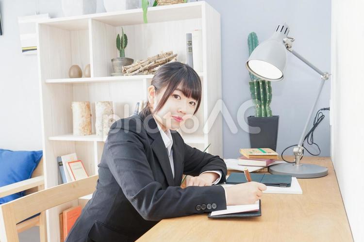 スーツを着て勉強をする女性 美しい,勉強,会社の写真素材