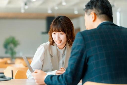 ミーティングをする男女2人のビジネスマン ミーティングをする男女2人のビジネスマン ビジネス,男女,男性の写真素材