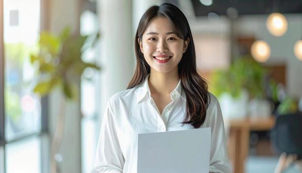 働く女性のポートレートの写真