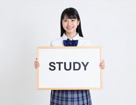 STUDYと書かれたボードをもつ女子生徒 STUDYと書かれたボードをもつ女子生徒の写真