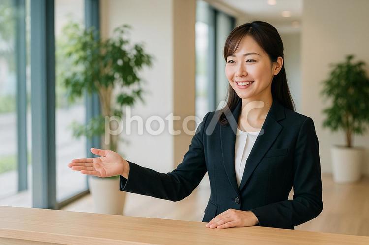 受付で案内する女性スタッフ 受付,案内,女性の写真素材
