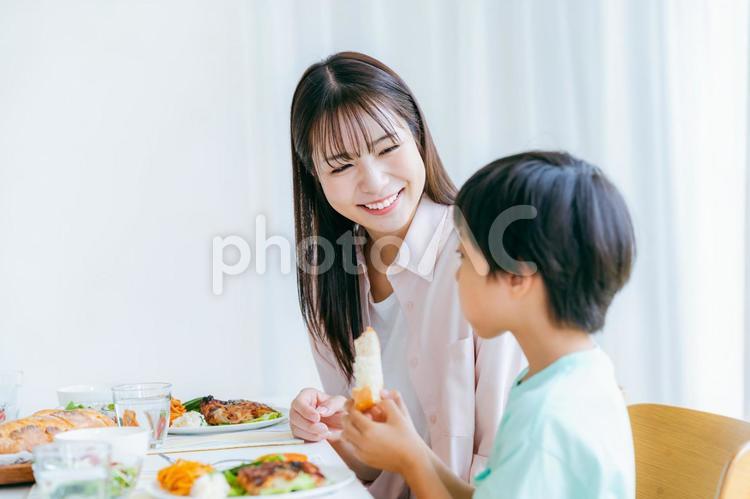 ダイニングで食事する家族 家族,食事,食卓の写真素材