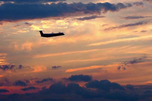 夕暮れの空へ 夕暮れ,離陸,セントレアの写真素材