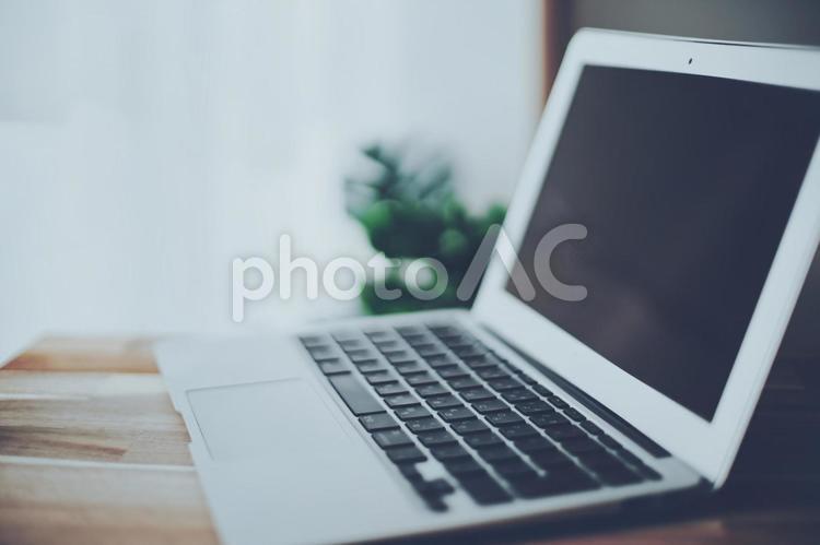 部屋に置かれたノートパソコン ノートパソコン,画面,ラップトップの写真素材