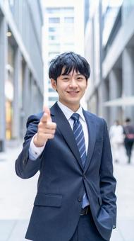 指をさすビジネスマン 指をさすビジネスマンの写真