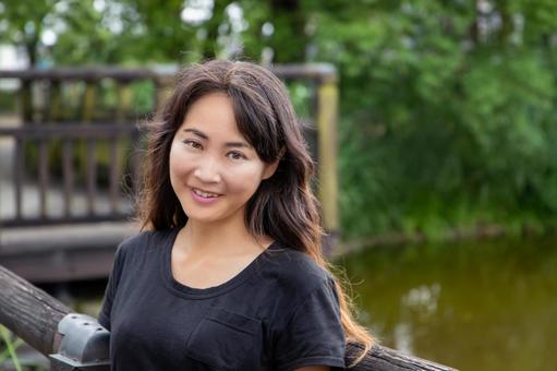 A smiling woman against the backdrop of a moat, mulher, as mulheres japonesas, mulher japonesa, JPG