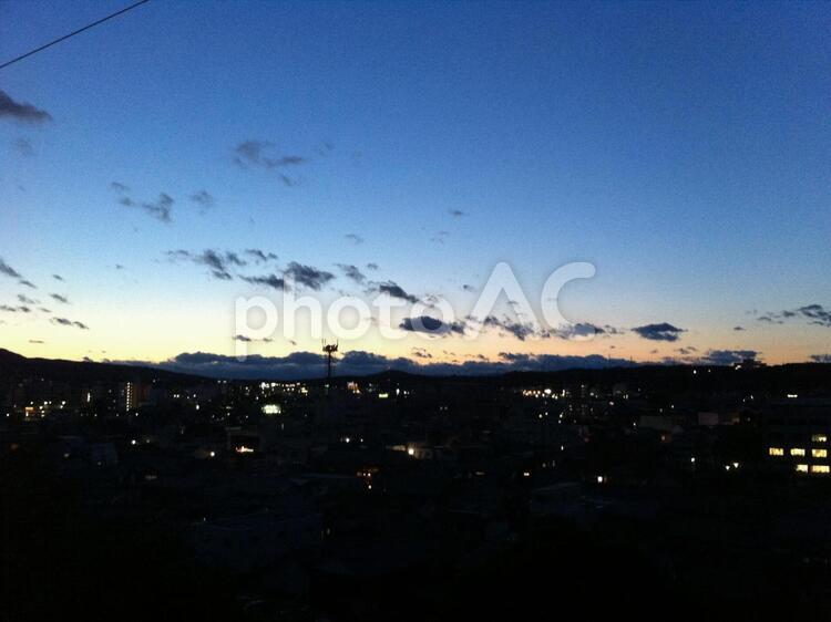 夕暮れ時の街並み 夕暮れ,街並み,空の写真素材