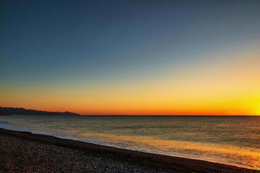 七里御浜の浜辺に広がる朝焼けの景色 三重県,南牟婁郡,御浜町の写真素材