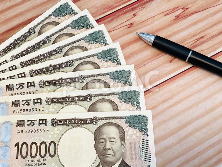 1万円札7枚とボールペン お金,マネー,1万円の写真素材