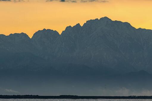 朝焼けに浮かぶ立山連峰の稜線 立山連峰,山,雪山の写真素材