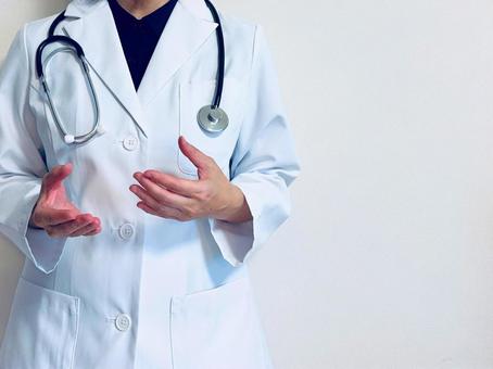 症状について説明する医師 症状について説明する医師の写真