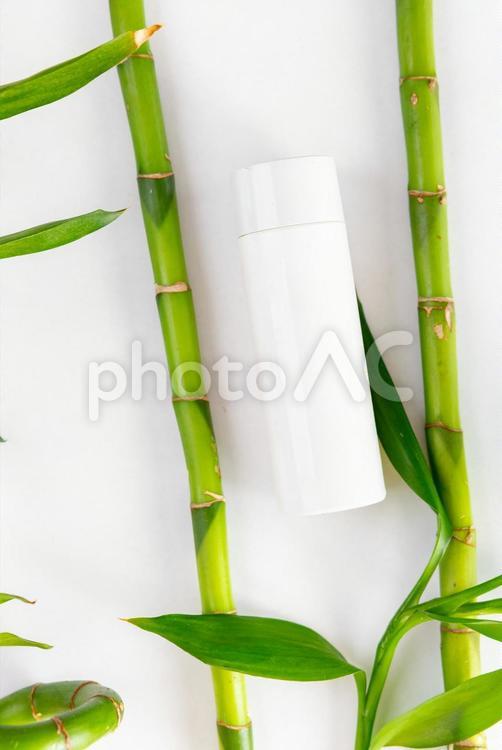 竹とプラスチック製の化粧水ボトルのモックアップ（白背景） モックアップ,物撮り,化粧品の写真素材