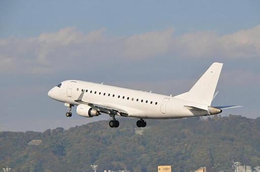 飛行機　エンブラエル　白 旅客機,航空機,エンジンの写真素材