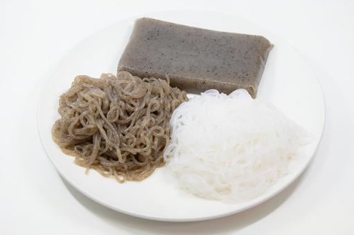 こんにゃく こんにゃく,糸こんにゃく,食べ物の写真素材