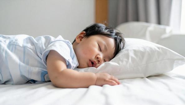 お昼寝する日本人の男の子の横顔 お昼寝する日本人の男の子の横顔の写真