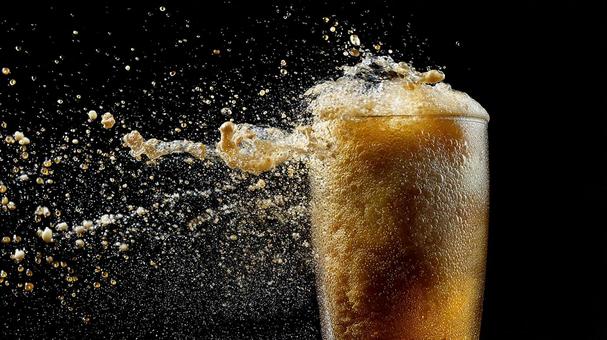 まさに今、注がれるビール まさに今、注がれるビールの写真