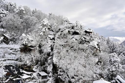 雪を被った岩山の景色 雪,冬,12月の写真素材