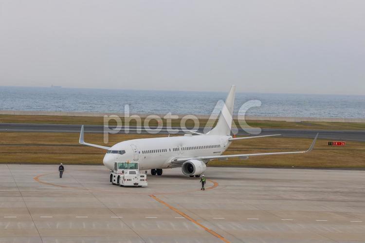 午後の空を背景に広がる北九州空港 飛行機,航空機,旅客機の写真素材