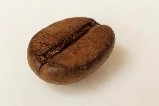 テーブルに置かれた香り立つコーヒー豆 テーブルに置かれた香り立つコーヒー豆 コーヒー,茶色,豆の写真素材
