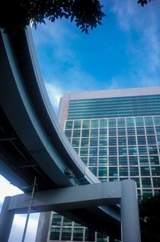 モノレールの線路とオフィスビルの写真