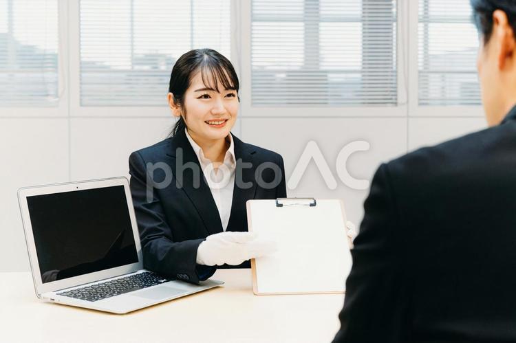 白手袋をつけたビジネスウーマン（鑑定士） 契約,書類,打ち合わせの写真素材