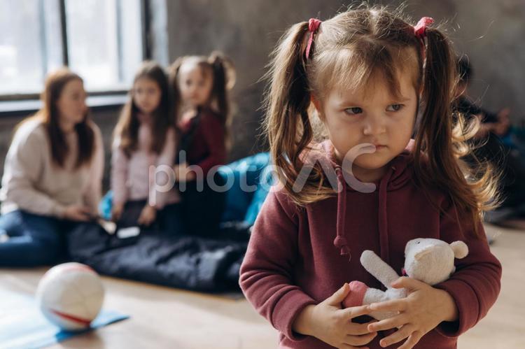 怒っている女の子と後ろに女性と女の子 女性,女の子,人物の写真素材
