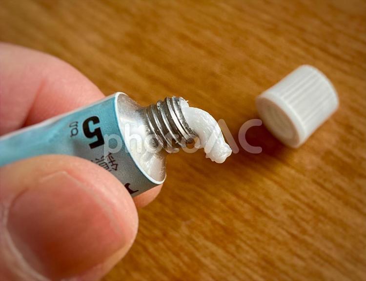 チューブ入り塗り薬を塗る。軟膏、クリーム 軟膏,塗り薬,クリームの写真素材