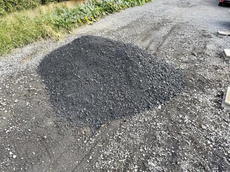 まだ均されていない黒い砂利の山 まだ均されていない黒い砂利の山 砂利,黒い石,未整地の写真素材