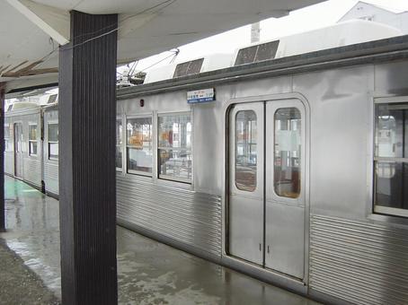 三沢駅に停車中の十和田観光電鉄7700系 三沢駅に停車中の十和田観光電鉄7700系の写真