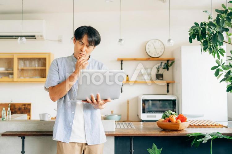 パソコンを使う男性（困る） テレワーク,困る,在宅勤務の写真素材