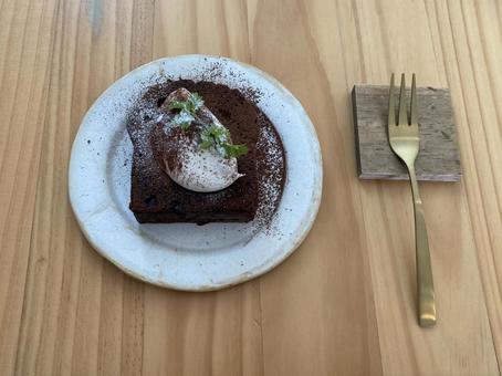 チョコパウンドケーキ、生クリームフォーク チョコパウンドケーキ、生クリームフォークの写真