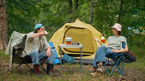 森の中でキャンプを楽しむ男女 男女,外国人,キャンプの写真素材