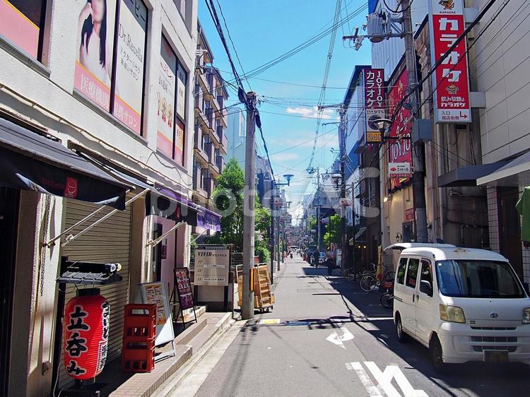 7月の高槻市街地の風景 高槻市,高槻駅周辺,たかつき中通りの写真素材