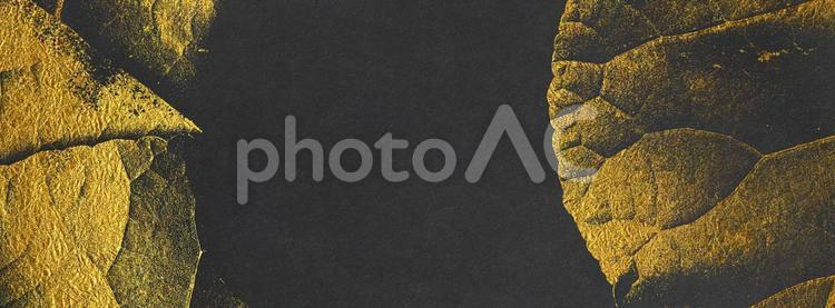 黒和紙に金の模様が描かれた高級感ある背景 和紙,黒,金色の写真素材