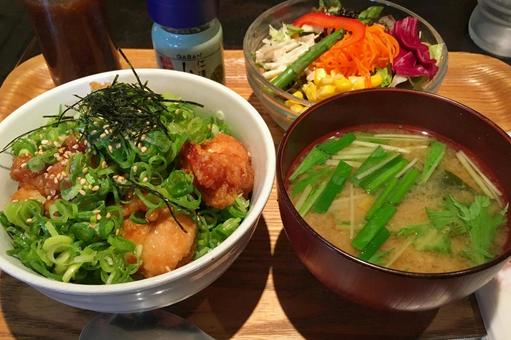 ねぎ唐揚げ定食と味噌汁 ねぎ唐揚げ定食と味噌汁 定食,唐揚げ,ねぎの写真素材