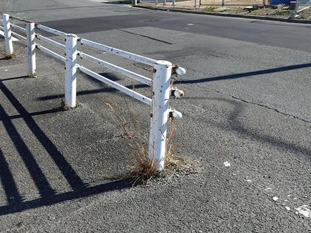 ガードレール ガードレール,雑草,枯草の写真素材