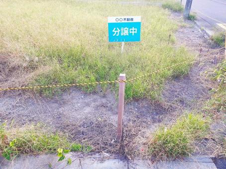 分譲中の看板が掲げられた売地 分譲中の看板が掲げられた売地 売地,空き地,分譲地の写真素材