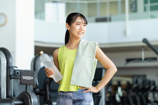 ジムでトレーニングする若い女性 ジム,フィットネス,トレーニングの写真素材