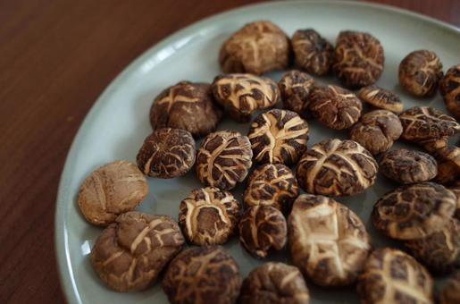 器に盛られた干し椎茸 器に盛られた干し椎茸 しいたけ,干し椎茸,秋の味覚の写真素材