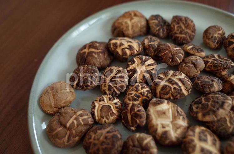 器に盛られた干し椎茸 しいたけ,干し椎茸,秋の味覚の写真素材