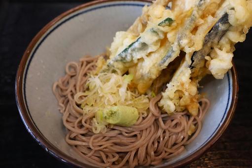 飲食店の野菜天ぷらぶっかけそば 飲食店の野菜天ぷらぶっかけそばの写真