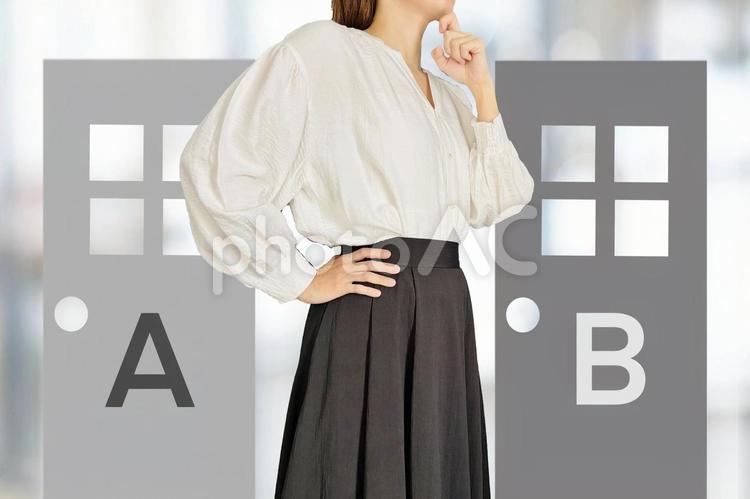 女性と2つの選択肢のドア 選択,女性,ビジネスウーマンの写真素材