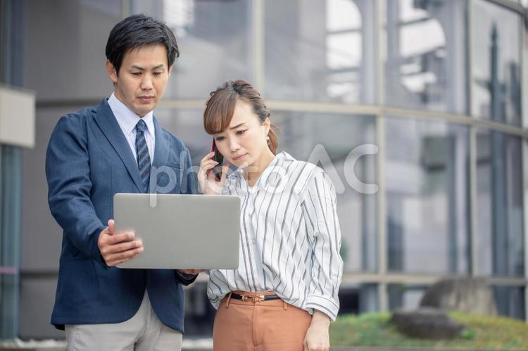 ノートパソコンと会社員 難題,考える,真剣の写真素材